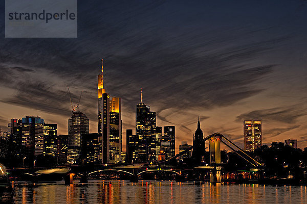 Skyline von Frankfurt mit Main bei Dämmerung