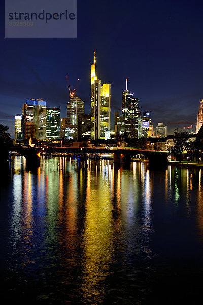 Skyline von Frankfurt mit Main zur blauen Stunde
