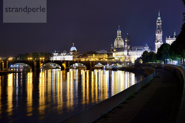 Skyline von Dresden mit Elbe bei Dämmerung