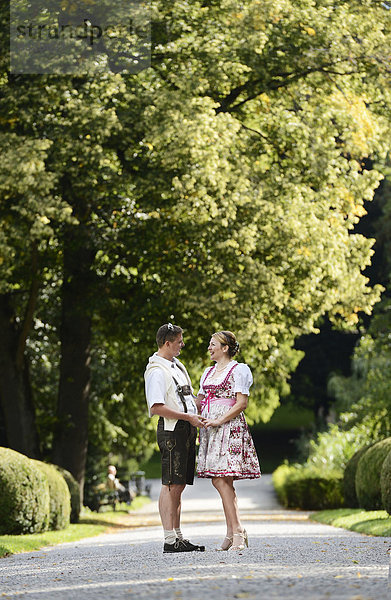 Mann in Lederhose und Frau in Dirndl im Schlosspark Ambras