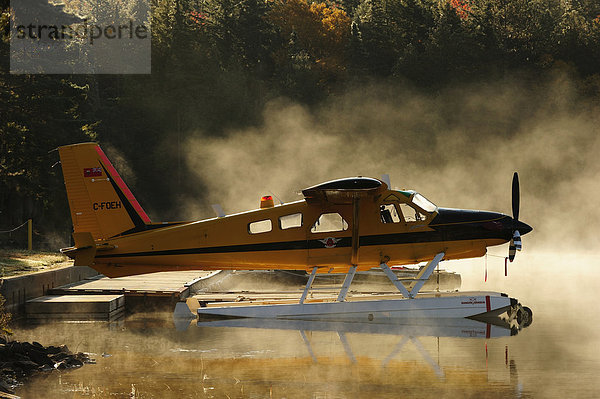 Wasserflugzeug auf dem Smoke Lake im Morgennebel