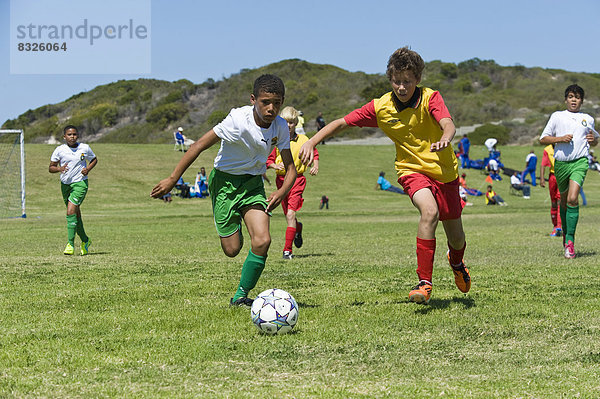 Teamwork jung Wettbewerb Football spielen