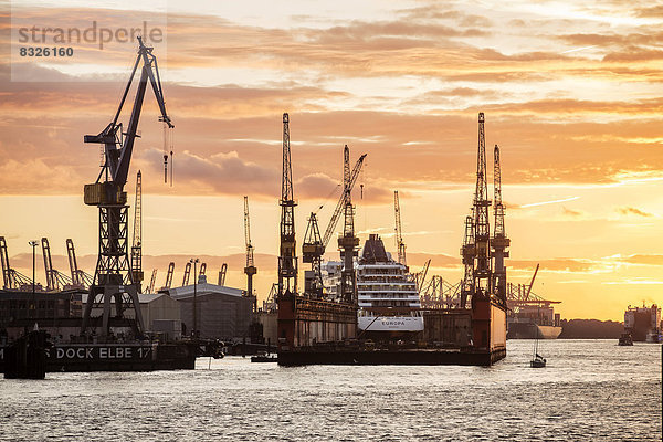 Kreuzfahrtschiff im Trockendock bei Sonnenuntergang  Hamburger Hafen