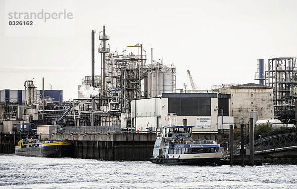 Ölraffinerie an der Elbe  Industrieanlage  Hamburger Hafen