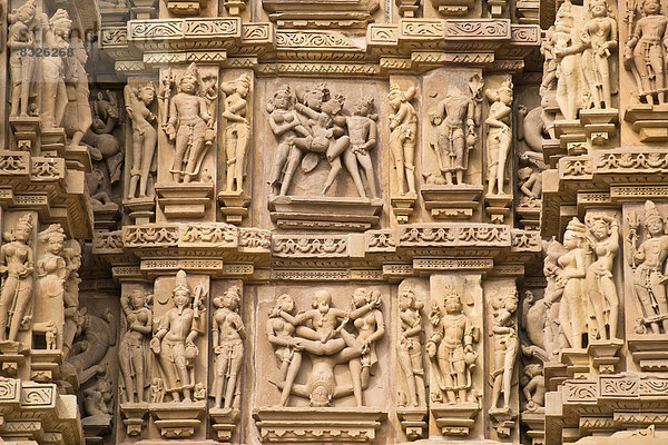 Relief mit Darstellungen erotischer Szenen  am Kandariya-Mahadeva-Tempel  Westgruppe  Tempelbezirk von Khajuraho  UNESCO-Weltkulturerbe
