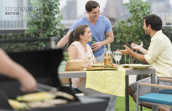 Fröhlichkeit Freundschaft Garten Grillparty