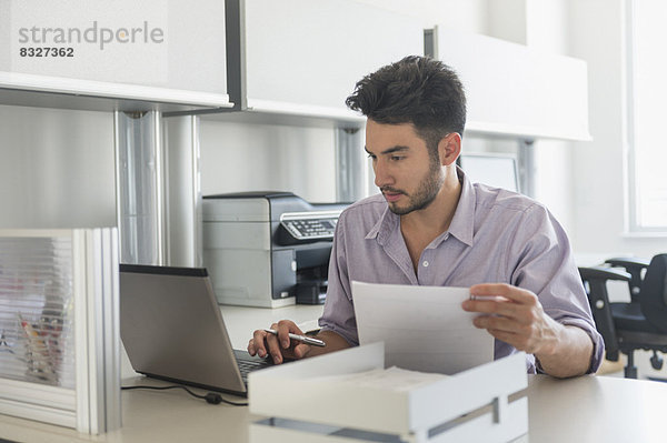 arbeiten  Geschäftsmann  Büro