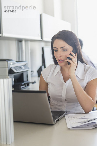 Frau  sprechen  Notebook  arbeiten  Telefon  Büro  Handy