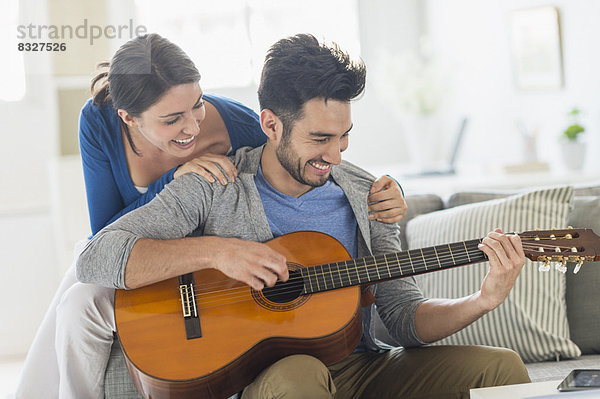 Frau  Mann  umarmen  Spiel  Gitarre