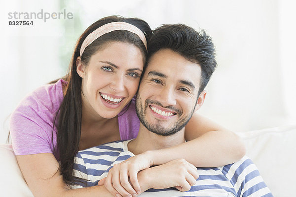 Portrait des jungen Paares lächelnd
