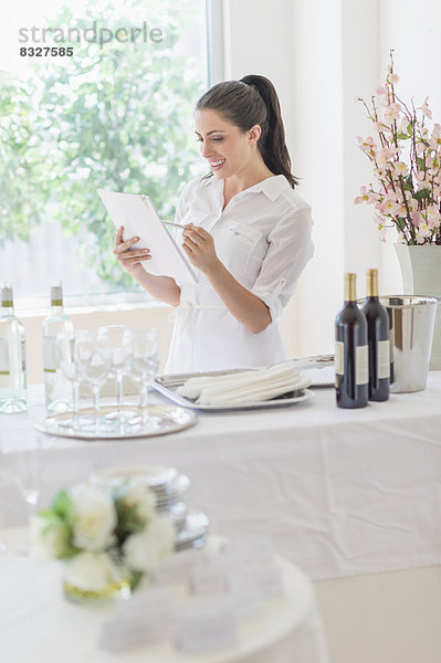Frau  Vorbereitung  Restaurant  Tisch