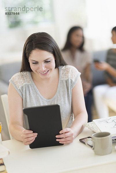 Frau mit digital tablet