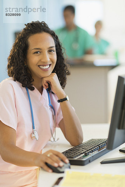 Portrait  Schreibtisch  lächeln  arbeiten  Arzt  Krankenhaus