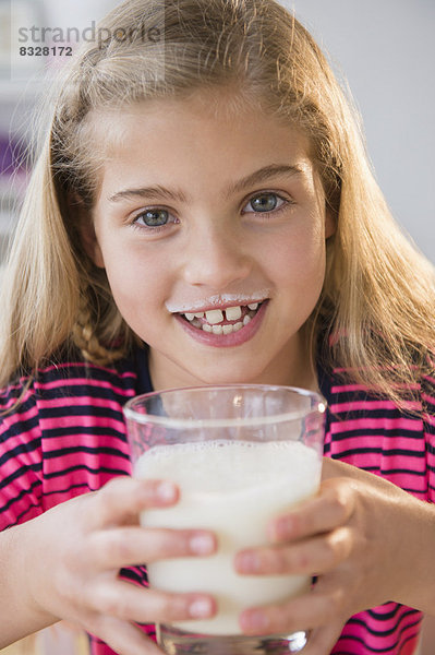 Portrait  Glas  5-9 Jahre  5 bis 9 Jahre  Mädchen  Milch
