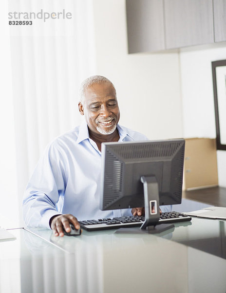 Senior Senioren Portrait Mann Computer arbeiten Büro
