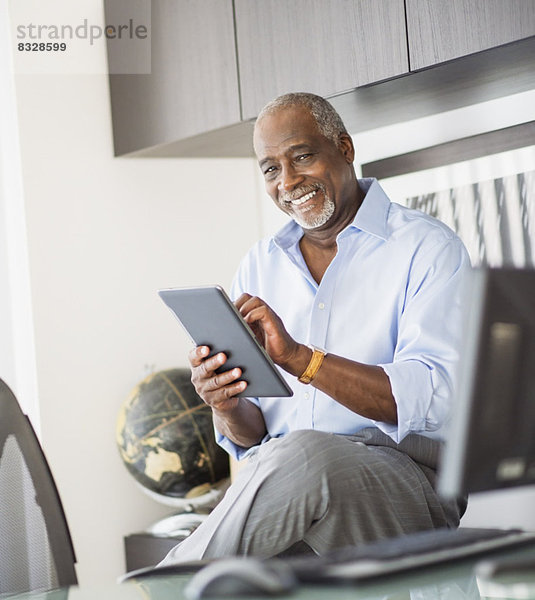 Senior  Senioren  benutzen  Portrait  Mann  Büro  Tablet PC