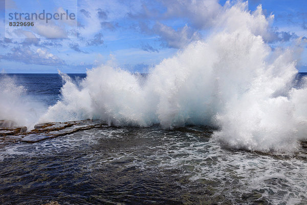 Felsbrocken  zerdrücken  Wasserwelle  Welle