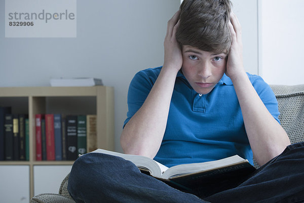 Junge - Person  müde  lernen  13-14 Jahre  13 bis 14 Jahre