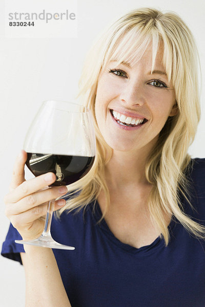 Weinglas Portrait Frau Studioaufnahme blond