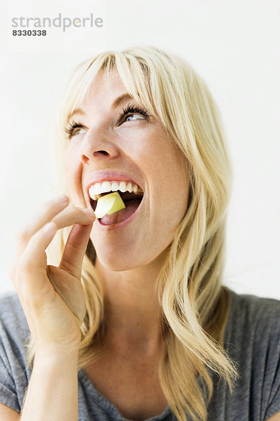 Portrait  Frau  Kaugummi  Blase  Blasen  Studioaufnahme  essen  essend  isst  blond