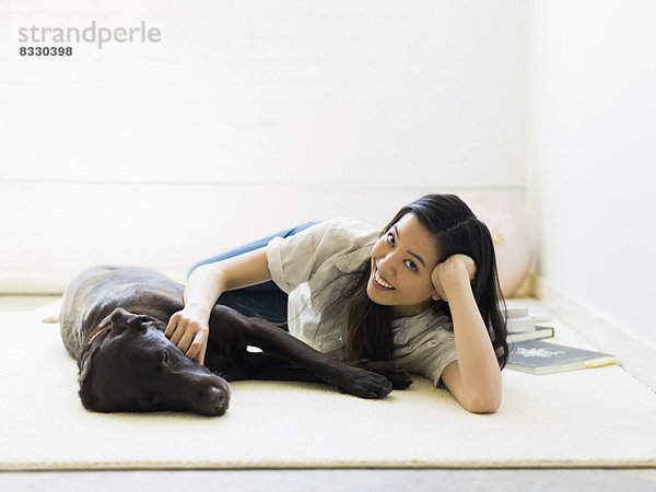 liegend  liegen  liegt  liegendes  liegender  liegende  daliegen  Portrait  Frau  Boden  Fußboden  Fußböden  Hund