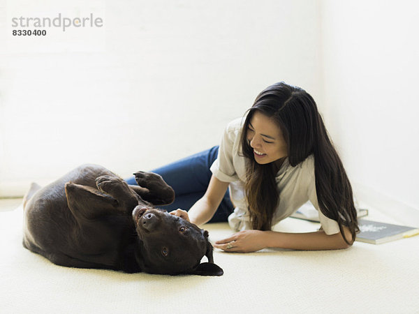 liegend  liegen  liegt  liegendes  liegender  liegende  daliegen  Frau  Boden  Fußboden  Fußböden  Hund