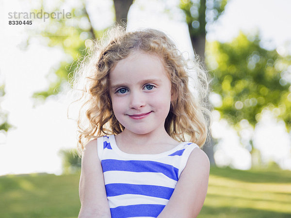 Außenaufnahme  Portrait  5-6 Jahre  5 bis 6 Jahre  Mädchen  blond  freie Natur