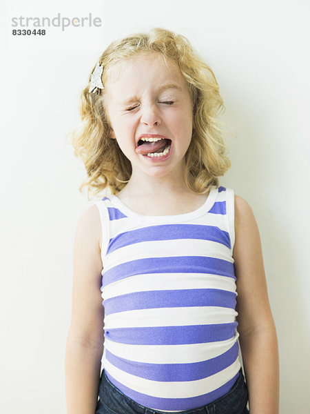 Portrait  Zunge herausstrecken  5-6 Jahre  5 bis 6 Jahre  Mädchen  blond