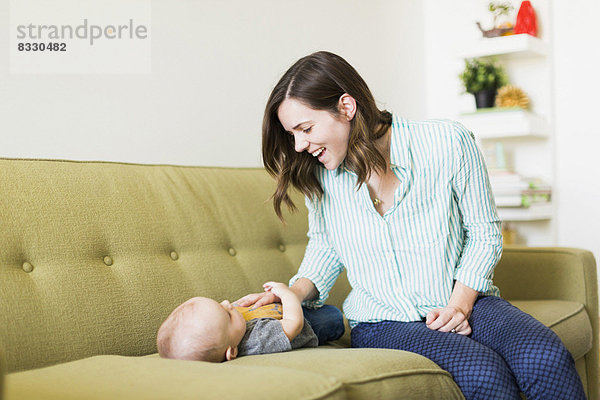 sitzend  Couch  Spiel  Junge - Person  Mutter - Mensch  Baby