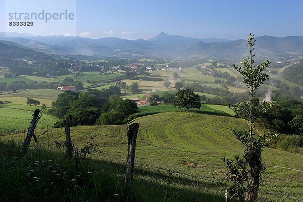 Frankreich  Schönheit  Landschaft  frontal  Dorf  schreiben