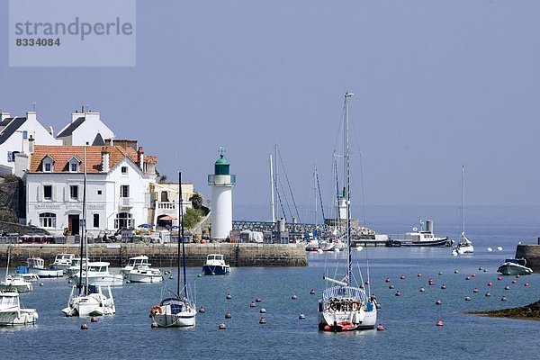 liegend  liegen  liegt  liegendes  liegender  liegende  daliegen  Hafen  Eingang  Anker  Leuchtturm  Segelboot