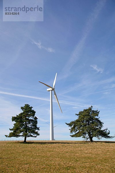 Feuerwehr zwischen inmitten mitten Baum 2 Entdeckung herzförmig Herz Geographie Hochebene Windmühle Windpark 6 Limousin Bergmassiv