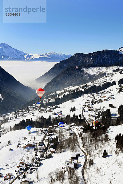 Berg  über  Luftballon  Ballon  fliegen  fliegt  fliegend  Flug  Flüge  Schneedecke  Dorf  Alpen  Berggipfel  Gipfel  Spitze  Spitzen  schweizerisch
