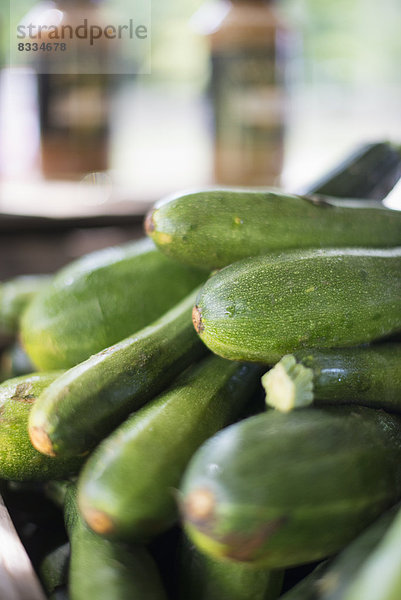 Bio-Gemüse auf einem Bauernhofstand. Haufen frischer Zucchini.