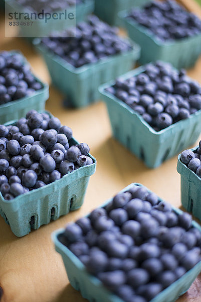 Bio-Obst  ausgestellt an einem Bauernstand. Blaubeeren in Körbchen.