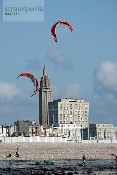Kitesurfen  fliegen  fliegt  fliegend  Flug  Flüge  Himmel  Hintergrund  Kirche  Heiligtum  rot  Segeln  2  Brandung