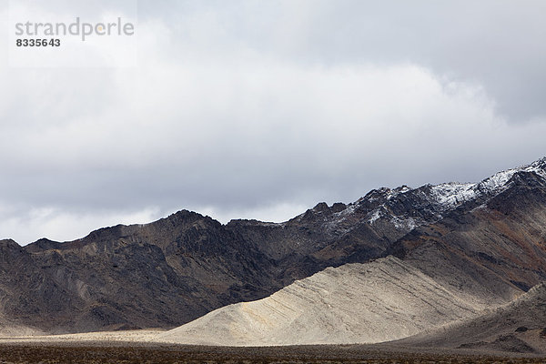 Schneebedeckte Berge und ein unheilvoller Himmel  in den Panamint Mountains  im Death Valley National Park.