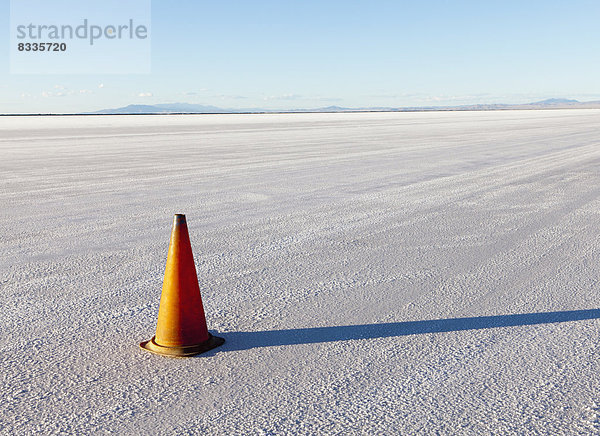 Ein einzelner Verkehrskegel in der weißen Landschaft der Bonneville Salt Flats  während der Speed Week