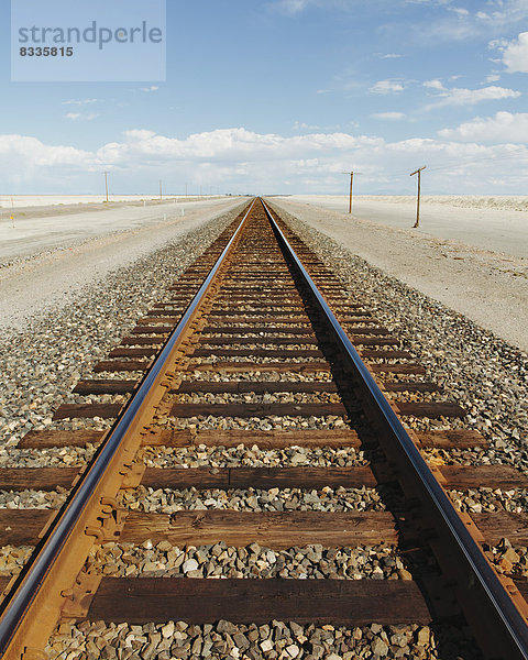 Eine Eisenbahnlinie  die sich durch die Wüste in der Nähe von Wendover in Utah erstreckt.