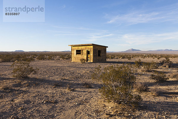 Ein kleines verlassenes Gebäude in der Wüstenlandschaft von Mojave.