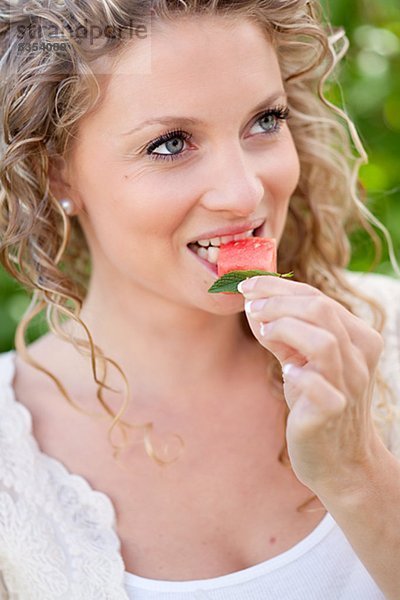 Frau  lächeln  Party  Garten  Wassermelone  essen  essend  isst