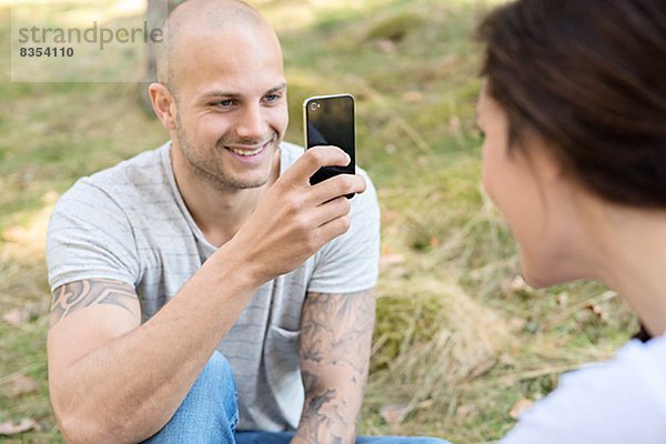 Mann  Fotografie  nehmen  lächeln  Telefon  Handy