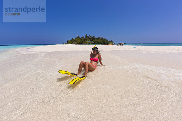 Frau mit Schwimmflossen und Taucherbrille sitzt auf einer Sandbank  Indischer Ozean  Malediven
