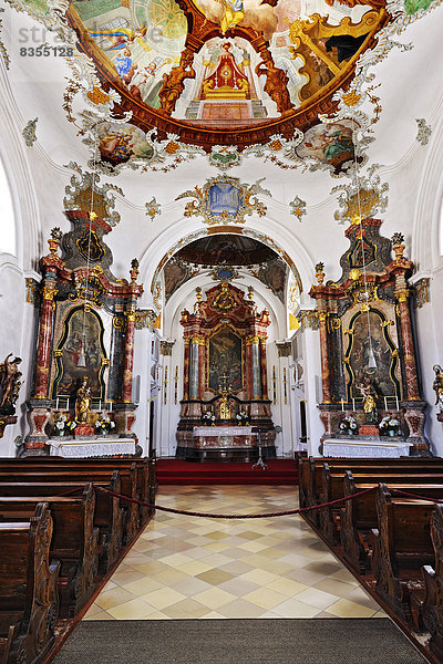 Altar und Deckenfresken  Spitalkirche Hl. Geist  Füssen  Ostallgäu  Allgäu  Schwaben  Bayern  Deutschland