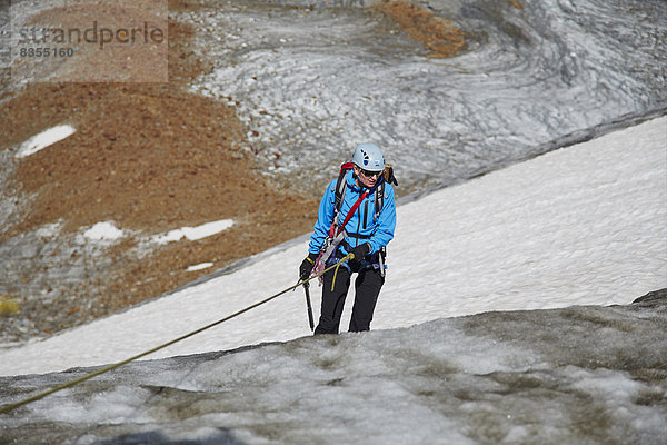 Eiskletterer am Taschachferner  Pitztal  Tirol  Österreich