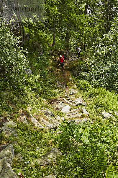 Zwei Frauen wandern im Val Bondasca  Bergell  Graubünden  Schweiz