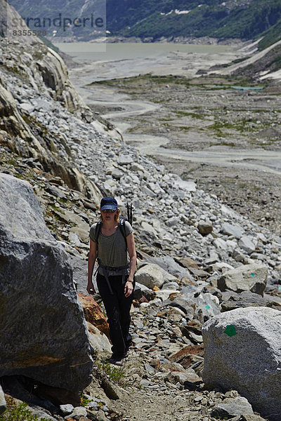 Frau wandert am Lauteraargletscher  Berner Oberland  Schweiz