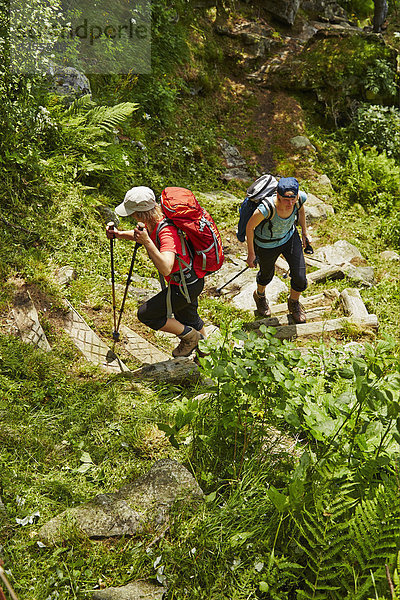 Zwei Frauen wandern im Val Bondasca  Bergell  Graubünden  Schweiz