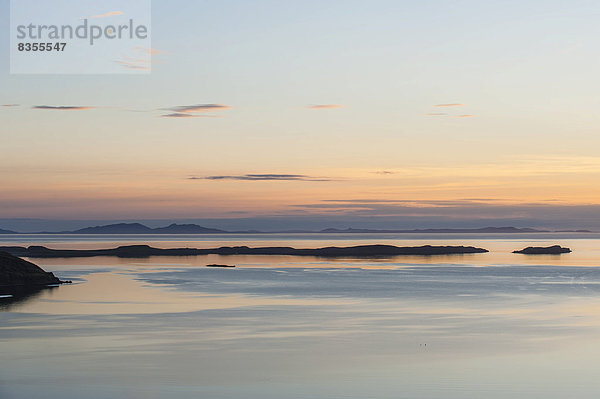 Abendstimmung mit Aussicht über die Meerenge Little Minch auf die Äußeren Hebriden  Stein  Isle of Skye  Innere Hebriden  Schottland  Großbritannien  Isle of Skye  Innere Hebriden  Schottland  Großbritannien