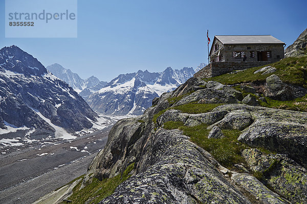 Lauteraarhütte über dem Lauteraargletscher mit Finsteraarhorn  Berner Oberland  Schweiz